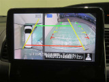 アラウンドビューモニター搭載。カメラで車両周囲の状況を映し出すため、狭い場所での駐車などに役立ちます。