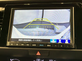リバースギアに入れるだけで後方の表示へ切り替わります。夜間や雨の日の駐車も楽になりますよ。