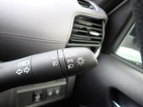 オートライト機能が装備されており暗い場所に入ると車両が検知しライトのON・OFFを自動的に切り替えてくれますので非常に便利な装備です♪