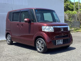 狭い駐車場でも、スライドドアならチャイルドシートへのお子さまの乗降や荷物の積載もスムーズ。とても便利な【助手席側。電動スライドドア】ドアハンドを少し引くだけでリアドアが自動開閉します。