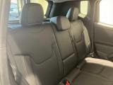 【リアシート】屋根までの高さがある車のため、大人の方でも圧迫感が少なく乗車出来ます。足元は広く取られているため、ゆったりとお乗り頂けます。