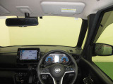 ドライバー目線で、使いやすく安全操作性と良好な視界を実現した運転席です。