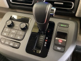 CVT車のセレクトレバーです。低速から高速まで、変速ショックのないスムーズな走りを実現するとともに、エンジン効率のよい領域を維持することで燃費にも貢献します。