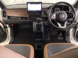 車内は光触媒抗菌消臭施工済です。スタイリッシュなデザインで暖かみのあるインパネ周りを演出します。グローブボックスやカップホルダーのほかにトレーなどたくさんの収納スペースが装備されています。