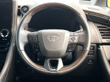 インテリアに合わせたデザインのステアリングは、運転される方のことも考え、運転しやすい形状、大きさです。是非一度、実際に触ってお確かめください。