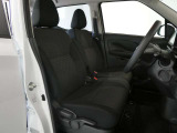 運転席はほどよくホールド感のある形状をしておりますので、運転がしやすいです。