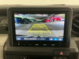 【バックカメラ】運転が苦手な方も車庫入れラクラクです!ギアをリバースに入れれば自動的に切り換わりますので、面倒な操作は不要です♪狭い駐車場もお車を傷つけず安心ですね!