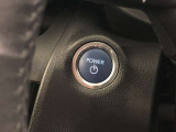 エンジンスタートスイッチです。キーが車内にあれば、エンジンの始動や停止はスイッチを押すだけ!キーを取り出す手間を省き、ワンプッシュで操作できるので簡単でスムーズです。