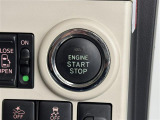 【プッシュスタート】スマートキーを持っているだけ、鍵を差し込むことなく、ボタンを押すだけでエンジン始動や停止を行うことができます。