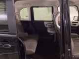 スライドドアだから、隣の車との距離が近い駐車場でも安心。チャイルドシートへの乗せ降ろしや、大きな荷物の積み込みもストレスなく行えます。