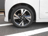 アルミホイールが付いています。お洒落は足元からですね。