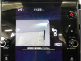 ■ドライバーから死角になりがちな左前方(助手席側)の映像を車内の11.6インチディスプレイに表示致します。ドライバーの死角となりやすい車体左側を確認できるので、狭い道で威力を発揮します。