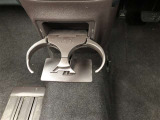 運転席用・助手席用と2つのカップホルダーを装備しています。ドリンクだけでなく、色々な小物の置き場所としても大変便利です。