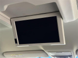 【9型フリップダウンモニター】9インチの純正後席フリップダウンモニターを装備。家族や仲間との長距離ドライブも、このモニターがあればさらに盛り上がりますね!