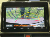【バックカメラ】駐車時に後方がリアルタイム映像で確認できます。大型商業施設や立体駐車場での駐車時や、夜間のバック時に大活躍!運転スキルに関わらず、今や必須となった装備のひとつです!