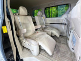 後部座席も気になるようなキズ・汚れやへたり等、大きなダメージはなく、良好な状態です。