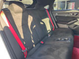 後部座席も気になるようなキズ・汚れやへたり等、大きなダメージはなく、良好な状態です。