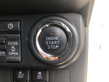 エンジンスタートボタンです。キーが車内にあれば、エンジンの始動・停止はブレーキを踏んでスイッチを押すだけ!キーを取り出す手間を省き、ワンプッシュでエンジンを操作するので簡単でスムーズです。
