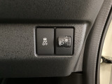 ハンドルの右側にはヘットライトリベライザーとVSA(ABS+TCS+横滑り抑制)の解除スイッチがついています。ヘッドライトリベライザーは道路状況や積荷の加重に応じてライトの高さを調節できます。