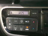 【オートエアコン】一度お好みの温度に設定すれば、車内の温度を検知し風量や温度を自動で調整。暑い&hellip;寒い&hellip;と何度もスイッチ操作をする必要はありません。快適な車内空間には必須の機能ですね♪