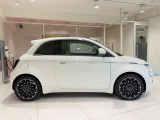 FIAT500の可愛いデザインを踏襲しています。