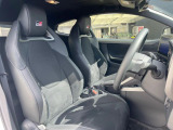 【専用スポーツシート】ホールド性に優れ、カーブ時の体が流れを抑制してくれます。また、体にフィットするから腰や背中が疲れにくく、ロングドライブや高速走行でも快適にお過ごしいただけます♪