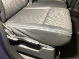 運転席にはドライバーの体型や好みに応じて前後方向だけでなく、高さの調整ができるシートリフターを装備!