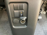 シートヒーター装備。備わっているスイッチを押すと、運転席のシートがあたたかくなります。エアコンより温まるのがはやく、電力消費も抑えられるため、冬場に嬉しい装備です。