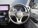 ステアリングハンドルです。オーディオコントロールスイッチが付いて運転中でも手元でオーディオの操作が出来て便利ですよ。