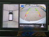 空から見下ろすような視点で、スムーズな駐車と安全確認をサポートする「アラウンドビューモニター」付です。