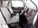 フロントシートはベンチシートで運転席と助手席の移動が楽々です。シートの高さも調整でき真ん中にはアームレストも装備されています!