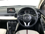 【運転席インテリアデザイン】左右対称のインテリアデザインでドライバーを包み込み運転に集中できるように設計されています。