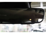 ドライブレコーダー付の自動防眩インナーミラーを装備。後続車のライトの眩しさを緩和するインナーミラーに録画機能を搭載。前方・後方のカメラ映像をインナーミラー内のSDカードに録画します。
