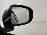 ブラインドスポットモニターはドアミラーの死角領域に入った車両の存在に加え、急接近してくる車両も検知します。車両を検知するとドアミラーに搭載されたLEDインジケーターが点灯します。