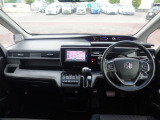 大きなフロントガラスで広々とした視界の運転席まわりです。