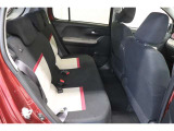 後席シートは分割可倒式。乗せる荷物や乗車人数に合わせて片側ずつ倒すことが出来ます。