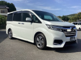 狭い駐車場でも、スライドドアならチャイルドシートへのお子さまの乗降や荷物の積載もスムーズ。とても便利な【両側電動スライドドア】ドアハンドを少し引くだけでリアドアが自動開閉します。