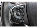 ハンドル左部分でオーディオ操作が可能。そのため、運転中でも目線をずらさずに安全運転♪