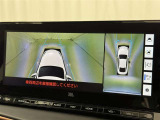 パノラミックビューモニターを装備。駐車場や交差点でクルマを真上から見るように周囲を確認できます。機能の詳細は販売店スタッフまでおたずねください。