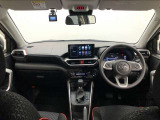 シンプルながら機能性あふれる運転席廻りです。視界性もよく、運転しやすいですよ。