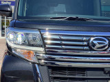 LEDヘッドライトは、本当に明るくて安全です。暗い夜道からお客様を守ってくれます。運転しやすいですし、自慢にもなるかも?黄色いハロゲンライトと見比べてください。