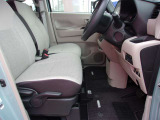 【ゆったりと運転してください】足元空間も広く、スムーズに乗り降りもいただけます♪