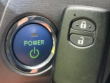 【スマートキー】カバンやポケットに入れたままでもドアの施錠・解錠が可能なスマートキーを装備。エンジンのオン・オフ時もカギを取り出す必要が無いからとっても便利です♪