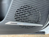 【BOSEサウンドシステム】メーカーオプションの高品位サウンドシステムを搭載。専用のチューニングが施された大小様々なスピーカーから良質なサウンドが奏でられ、臨場感あふれる音響空間を演出します。