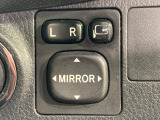 【電動格納ミラー】ボタン一つでミラーの開閉が可能。欠かせない機能の一つです。