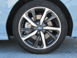純正18インチアルミホイール。 タイヤサイズは225/45R18