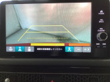 バックでの車庫入れも安心です! リアカメラが付いているバックモニター付のナビディスプレーを装備しております。操作線もついており距離感も画面から確認できます。