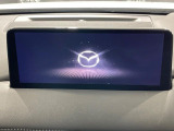 【10.25インチマツダコネクト】車内の雰囲気にマッチした大型ディスプレイ。スマホ接続でのナビ使用やBluetooth再生等、様々な機能が楽しめます。直感的なダイヤル操作が可能で、使い勝手も良好です。