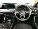 【運転席インテリアデザイン】左右対称のインテリアデザインでドライバーを包み込み運転に集中できるように設計されています。