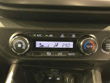 【オートエアコン】一度お好みの温度に設定すれば、車内の温度を検知し風量や温度を自動で調整。暑い&hellip;寒い&hellip;と何度もスイッチ操作をする必要はありません。快適な車内空間には必須の機能ですね♪